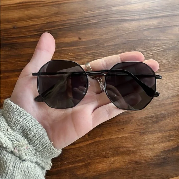 Stylish Black Aviator Sunglasses - Picture 3 of 7